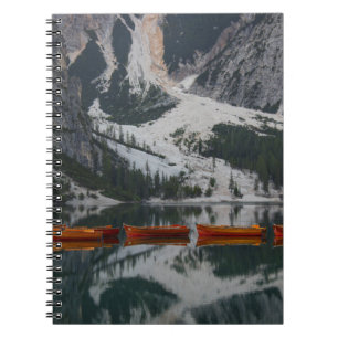 CUADERNO NARANJA CANOE EN EL CUERPO DEL AGUA