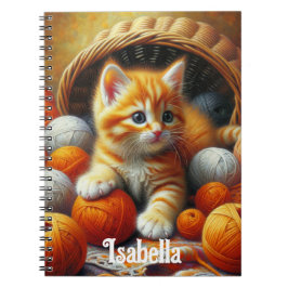 Cuaderno Naranja y gatito blanco jugando en yarn
