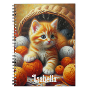 Cuaderno Naranja y gatito blanco jugando en yarn