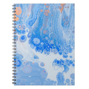 Cuaderno Naranja y medusas blancas en el agua