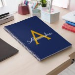 Cuaderno Navy Blue Gold Modern Script Girly Monograma Nombr<br><div class="desc">Planificador de monograma de escritura simple azul marino y oro con nombre de monograma espiral para portátiles. Esto hace que el dulce perfecto cumpleaños 16, boda, ducha de novia, aniversario, ducha de bebé o fiesta de soltera sea regalo para alguien que ama el lujo glam y los estilos de moda....</div>