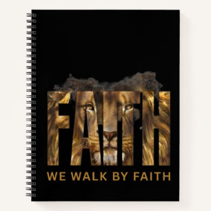 Cuaderno negro con líneas y espiral de león