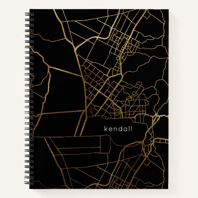 Cuaderno Negro con Mapa y Nombre de Oro (Anverso)