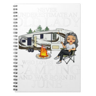 Cuaderno Never Underestimate An Old Lady Who Loves Camping