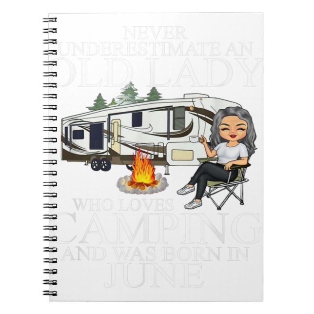 Cuaderno Never Underestimate An Old Lady Who Loves Camping (Frente)