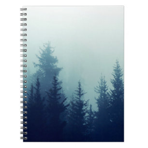 Cuaderno Niebla oxidada en el bosque de pinos en las ladera