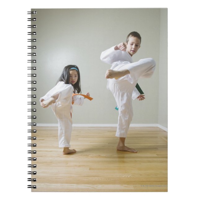 Cuaderno Niño y chica (4-9) practicando patadas de Taekwond (Frente)