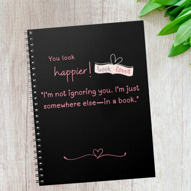 Cuaderno No te estoy ignorando. Estoy en otro lugar, en un  (You look happier! "I'm not ignoring you. I'm somewhere else-in a book" spiral notebook)