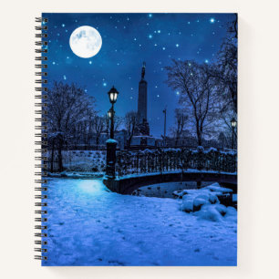 Cuaderno Noche de invierno mágica con cielo estrellado y lu