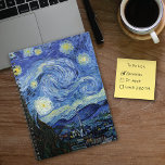 Cuaderno Noche estrellada de Vincent van Gogh<br><div class="desc">Un cuaderno en espiral con Noche estrellada (1889),  una pintura al óleo de arte fino post-impresionista de Vincent Van Gogh (1853-1890). Representando un hermoso cielo nocturno con brillantes estrellas y una iglesia en el pueblo.</div>