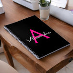 Cuaderno Nombre del Monograma de Giro del Guión Negro Calie<br><div class="desc">Planificador de bloc de notas en espiral de nombres de monograma simple de escritura negro y rosado caliente. Esto hace que el dulce perfecto cumpleaños 16, boda, ducha de novia, aniversario, ducha de bebé o fiesta de soltera sea regalo para alguien que ama el lujo glam y los estilos de...</div>