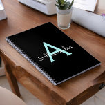 Cuaderno Nombre del Monograma de la Girona del Guión Azul V<br><div class="desc">Planner de bloc de notas en espiral de nombres de monograma Verde azulado negro y azul Aqua Blue. Esto hace que el dulce perfecto cumpleaños 16, boda, ducha de novia, aniversario, ducha de bebé o fiesta de soltera sea regalo para alguien que ama el lujo glam y los estilos de...</div>