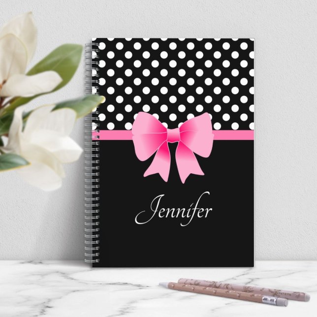 Cuaderno Nombre en blanco y negro de color rosa (Personalized Elegant Script Pink Bow Notebook)