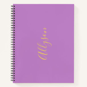 Cuaderno Nombre vertical de moda en guión dorado, lavanda