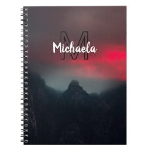 Cuaderno Nubes quemadas, niebla y montañas monograma en el
