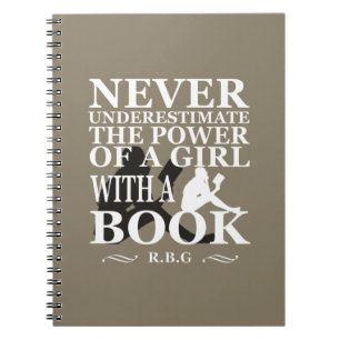 Cuaderno Nunca subestimar a un chica con un libro