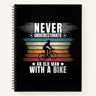 Cuaderno Nunca Subestimes a un Hombre Mayor en una Biciclet