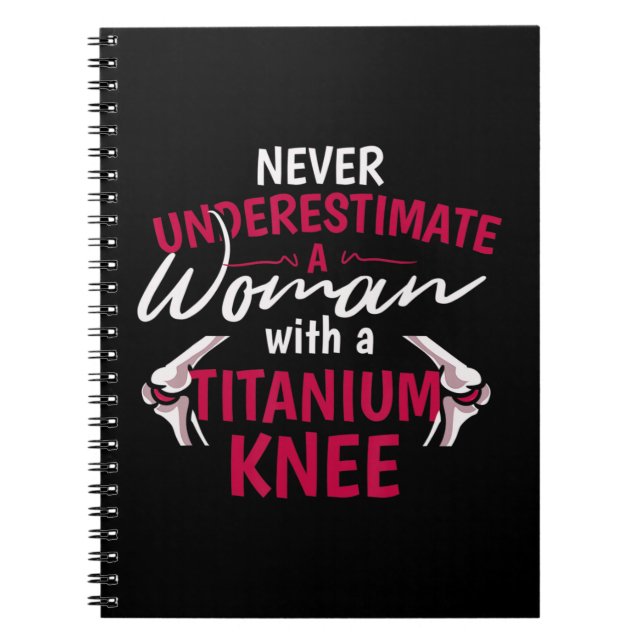 Cuaderno Nunca Subestimes A Una Mujer Con Un Titanio Knee S (Frente)