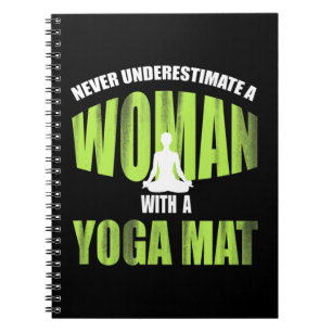 Cuaderno Nunca Subestimes A Una Mujer Con Una Mat De Yoga.