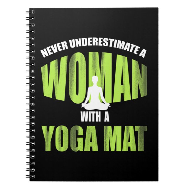 Cuaderno Nunca Subestimes A Una Mujer Con Una Mat De Yoga. (Frente)