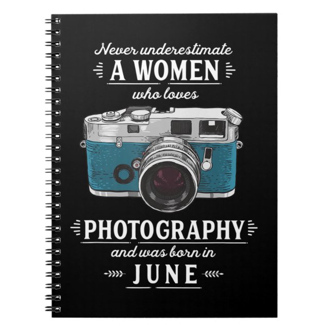 Cuaderno Nunca Subestimes A Una Mujer Que Ama La Fotografía (Frente)