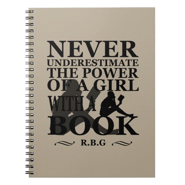 Cuaderno Nunca subestimes el poder de un chica con libro (Frente)