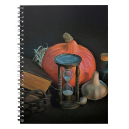 Cuaderno Objetos de cocina sobre una mesa en una sala oscur