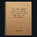 Cuaderno Oficina de notas personalizadas de Funny Boss Mana<br><div class="desc">Funny Boss Manager Personalized Notes Office Meeting Notebook incluye el texto "Ese terrible momento cuando te das cuenta que este es tu circo y esos son tus monos" con tu nombre personalizado debajo en un fondo de papel artesanal rústico neutral de género. Personalice editando el texto en el cuadro de...</div>