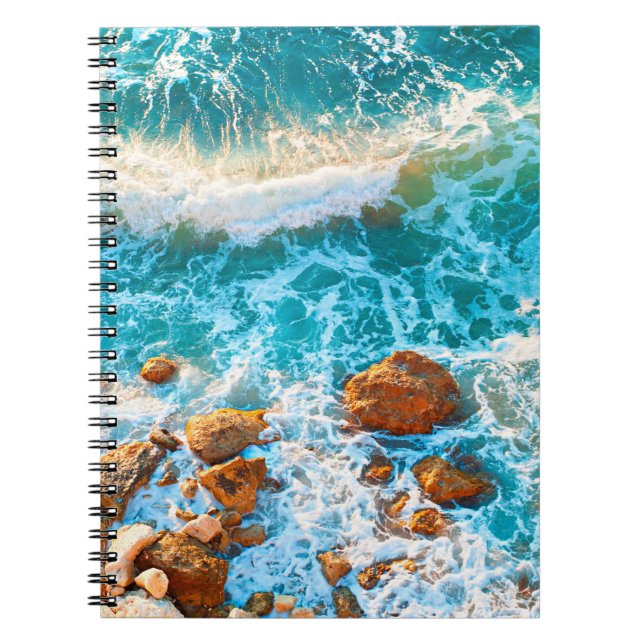 Cuaderno Olas en una playa rocosa al atardecer. Playa aérea (Frente)