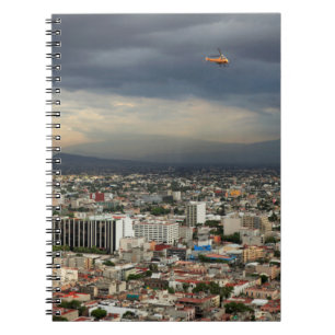 Cuaderno Opinión de alto ángulo del paisaje urbano contra