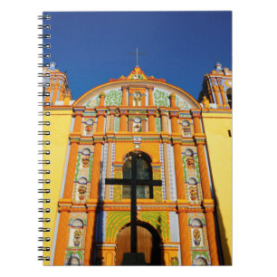 Cuaderno Opinión de ángulo bajo de la iglesia adornada