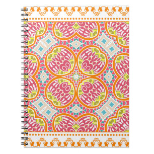 Cuaderno Ornamento colorido decorativo sobre un fondo blanc