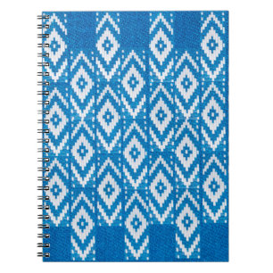 Cuaderno ornamento étnico sobre la ropa de cama natural