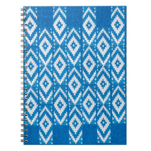 Cuaderno ornamento étnico sobre la ropa de cama natural
