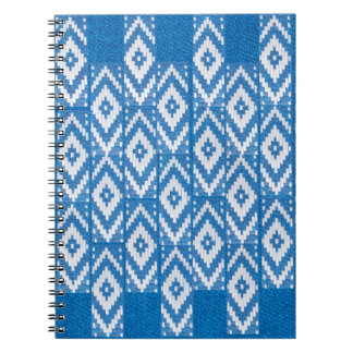 Cuaderno ornamento étnico sobre la ropa de cama natural