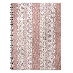 Cuaderno Oro rosa metálico, textura de encaje blanquecino.