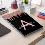 Cuaderno Oro Rosa - Nombre de monograma del Purpurina negro<br><div class="desc">Oro Rosa - Nombre de monograma del Purpurina Rubor Rosado y Negro Esparkle y portátil de espiral inicial. Esto hace que el dulce perfecto cumpleaños 16, boda, ducha de novia, aniversario, ducha de bebé o fiesta de soltera sea regalo para alguien que ama el lujo glam y los estilos de...</div>