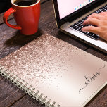 Cuaderno Oro Rosa - Nombre Metalizado del monograma del Pur<br><div class="desc">Oro Rosa - Rubor Pink Faux Relieve metalizado Metálico Sparkle Purpurina Cepillado Metalizado Nombre Monograma Espiral Ordenador Portátil. Esto hace que el dulce perfecto cumpleaños 16, boda, ducha de novia, aniversario, ducha de bebé o fiesta de soltera sea regalo para alguien que ama el lujo glam y los estilos de...</div>