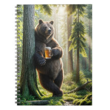 Oso sosteniendo una cerveza en el bosque