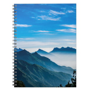 Cuaderno Paisaje húmedo de las montañas de la mañana