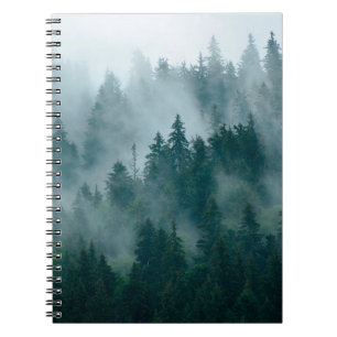 Cuaderno Paisaje oxidado con bosque de abetos en la cosecha