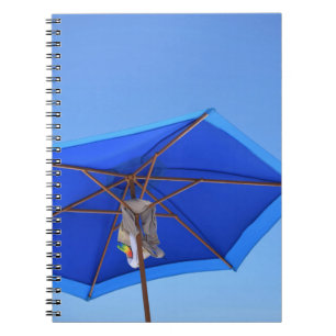 Cuaderno Paraguas azul y marrón del patio por la mañana