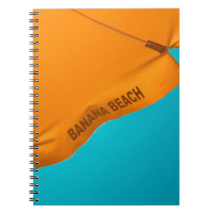Cuaderno paraguas imprimidos en la playa de plátano naranja