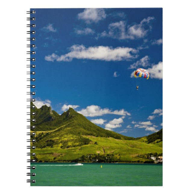 Cuaderno Parasailing a la vista de impresionante León (Frente)