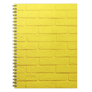 Cuaderno pared de ladrillo amarillo