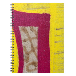 Cuaderno Pared pintada de amarillo y rosa