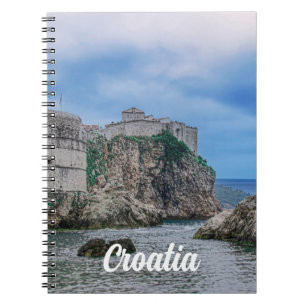 Cuaderno Paredes de fortaleza, costa rocosa y mar en Croaci