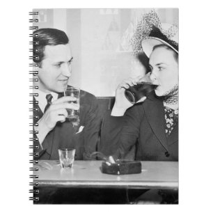 Cuaderno Pareja sentada en un restaurante coqueteando con n