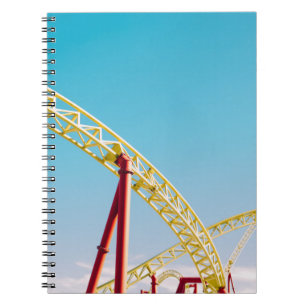 Cuaderno Pascua de rodillos amarillos y rojos bajo cielo az