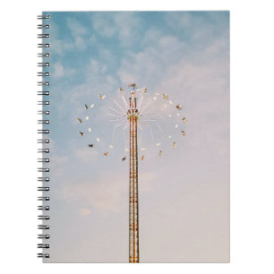 Cuaderno Paseo por el parque de diversiones multicolor bajo